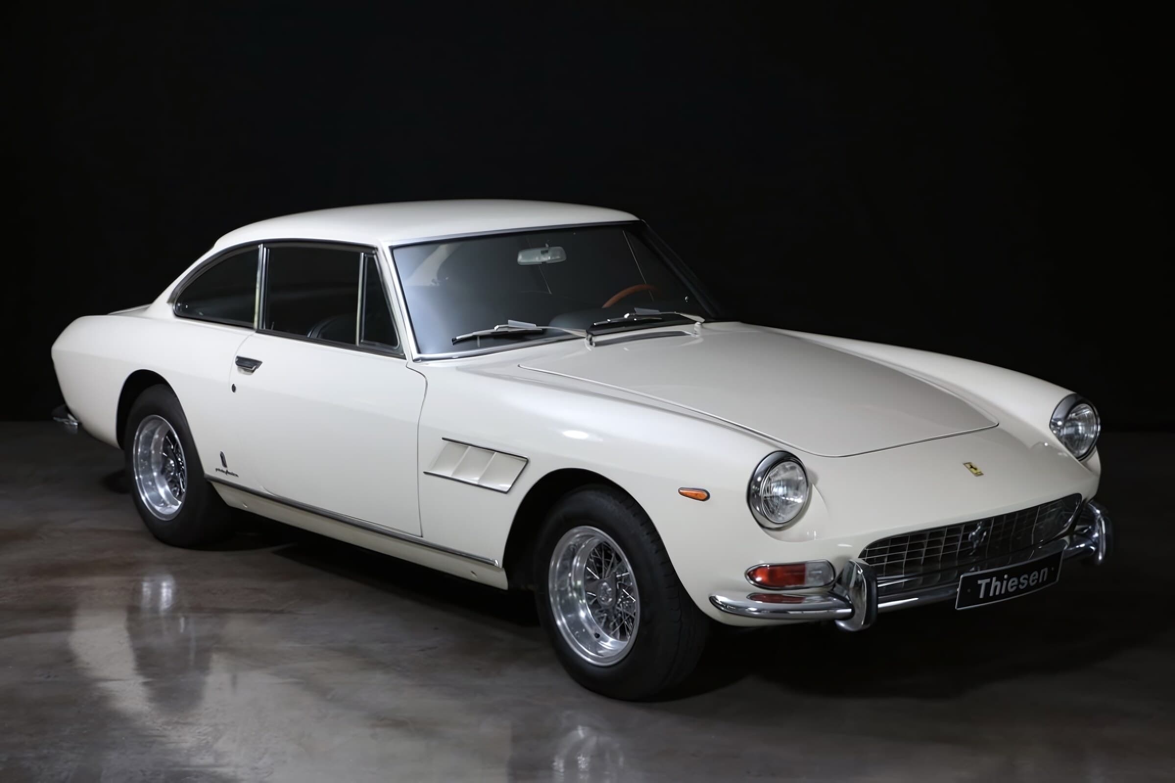 Historické Ferrari 330 GT 2+2 v slonovinovej farbe Avorio ako svadobné auto v Bratislave